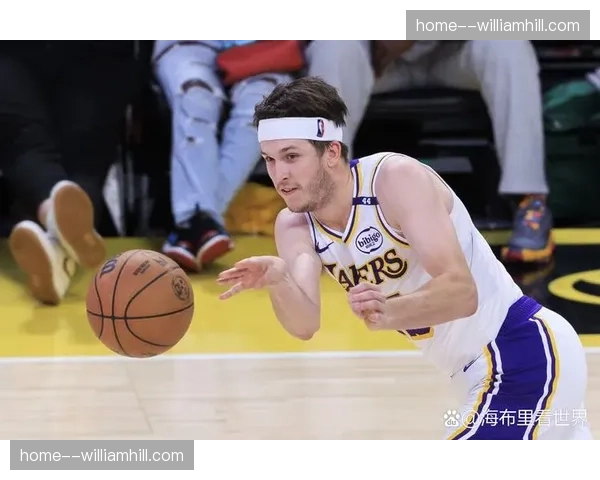 湖人里夫斯防守端先天劣势 老詹能否承担季后赛脏活累活